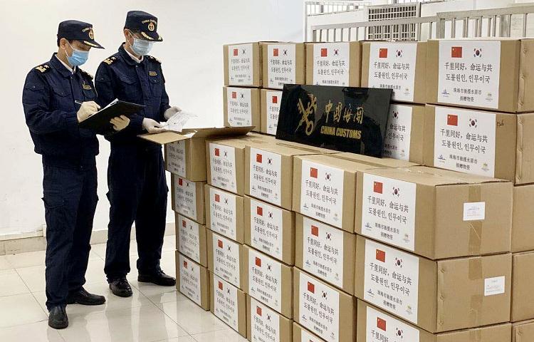 防疫物資出口，防護口罩出口人工檢驗放行現場圖；