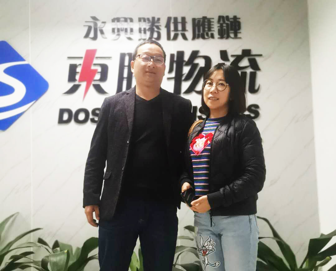 吳總在口罩出口到香港后，在我司合影留念
